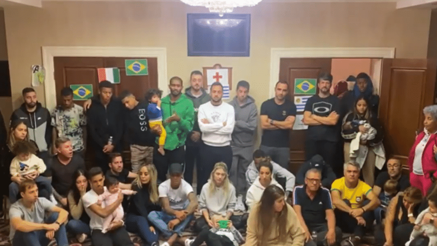 Grupo de jogadores brasileiros e familiares que está em bunker de hotel em Kiev, na Ucrânia - Reprodução/Instagram