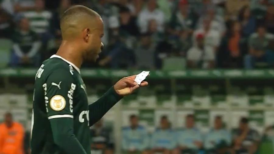 Mayke lê bilhete enviado por Abel Ferreira durante jogo do Palmeiras - Reprodução TV