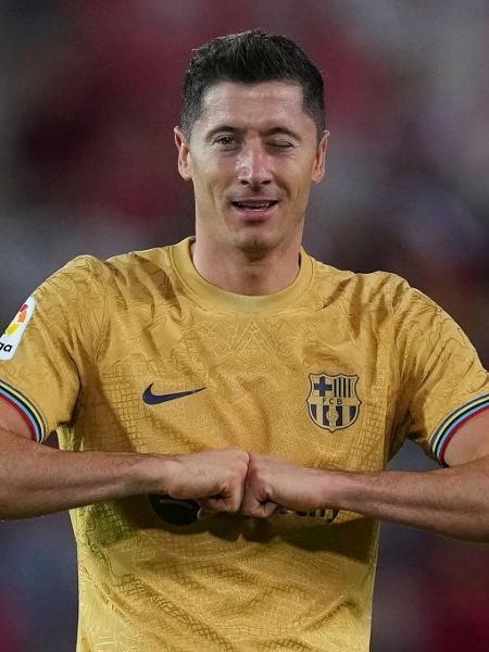 Robert Lewandowski celebra seu gol pelo Barcelona sobre o Mallorca na La Liga - Alex Caparros/Getty Images