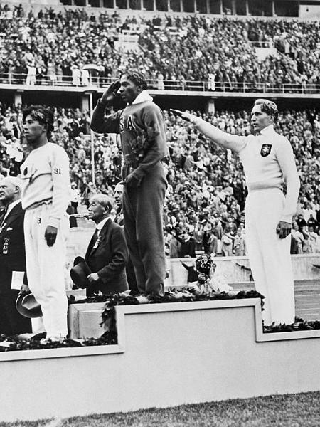 Pódio do salto em distância dos Jogos Olímpicos de 1936: Naoto Tajima (bronze), Jesse Owens (ouro) e Lutz Long (prata) - Bettmann / Colaborador / Getty