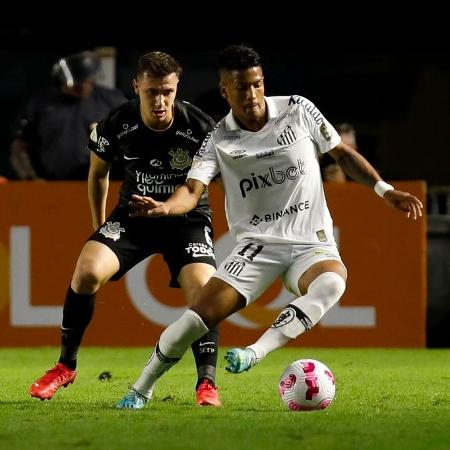 Lucas Piton e Ângelo disputam jogada durante Santos x Corinthians no Brasileirão 2022 - Ricardo Moreira/Getty Images