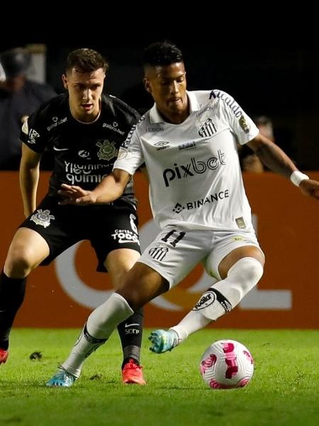 Lucas Piton e Ângelo disputam jogada durante Santos x Corinthians no Brasileirão 2022 - Ricardo Moreira/Getty Images