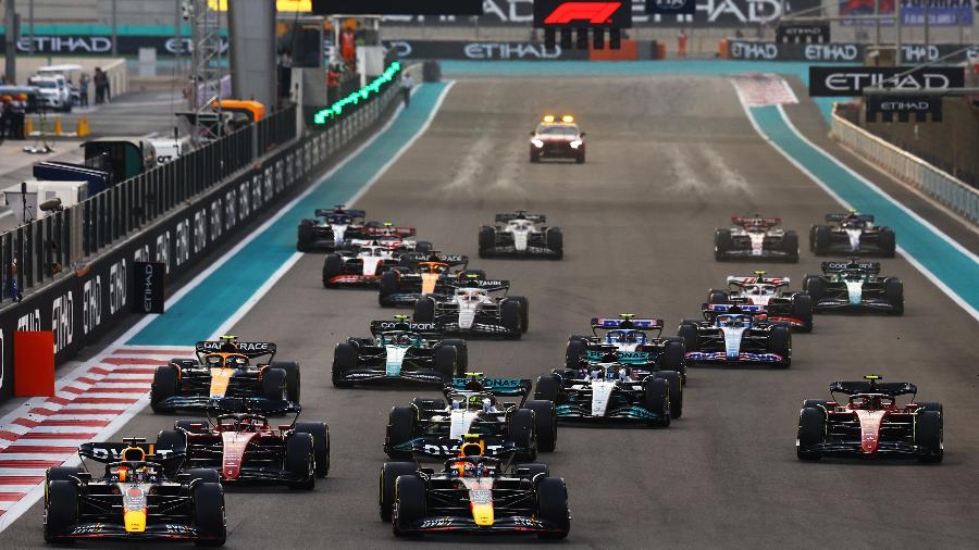 Largada do GP de Abu Dhabi, com Sergio Pérez atacando Max Verstappen nos primeiros metros