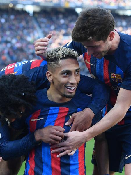 Raphinha celebra seu gol com os companheiros do Barcelona - Josep Lago/AFP