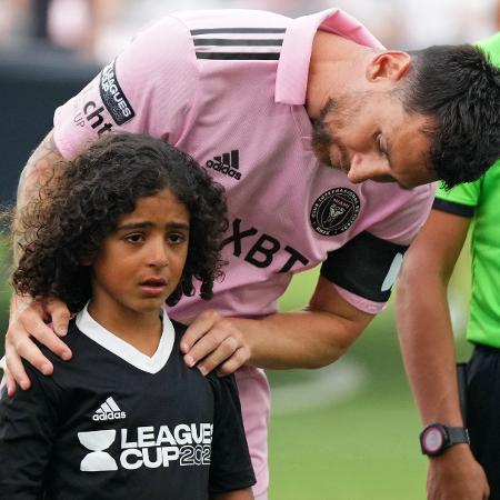 Lionel Messi consola Asahd Tuck Khaled antes de jogo do Inter Miami