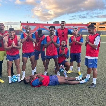 Um dos jogadores do Nacional-AM apareceu deitado e cercado por companheiros após treino da equipe