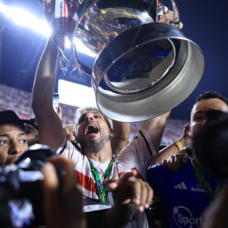 Calleri comemora título da Copa do Brasil conquistado pelo São Paulo