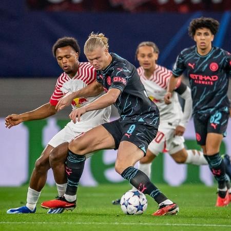 Haaland, do Manchester City, disputa a bola com Openda, do Leipzig, durante jogo da Liga dos Campeões