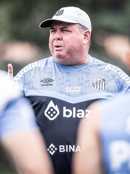 Marcelo Fernandes reunido com elenco do Santos no CT Rei Pelé