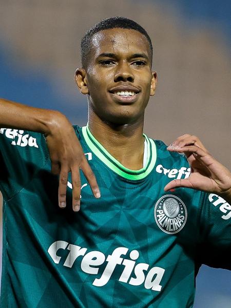 Estêvão celebra gol do Palmeiras contra o Corinthians nas semifinais do Brasileiro sub-17