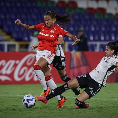 Jogadoras de Inter e Colo-Colo em ação no jogo das quartas de final da Libertadores feminina