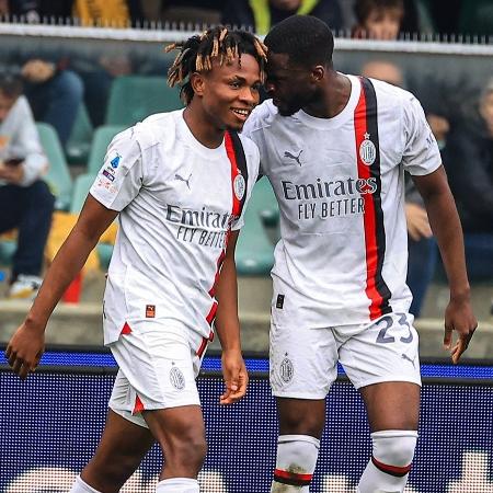 Chukwueze e Tomori comemoram gol do Milan sobre o Verona