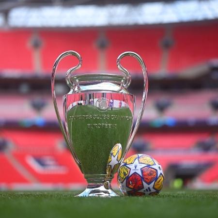 Taça e bola da final da Liga dos Campeões em Wembley, palco da decisão