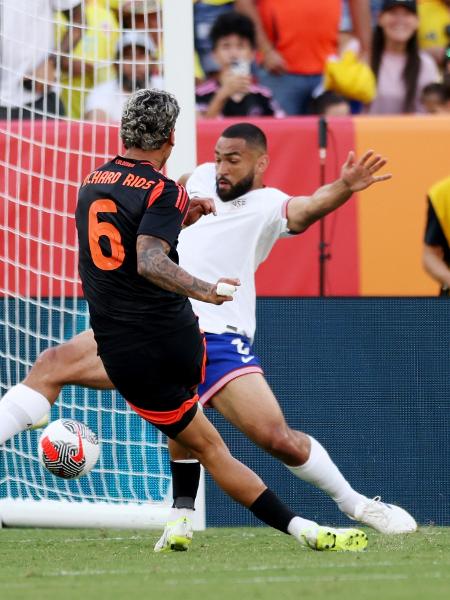 Richard Ríos finaliza para marcar gol pela Colômbia em amistoso contra os Estados Unidos