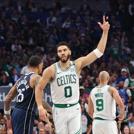 Jayson Tatum, do Boston Celtics, comemora cesta durante o jogo 3 das finais da NBA, contra o Dallas Mavericks