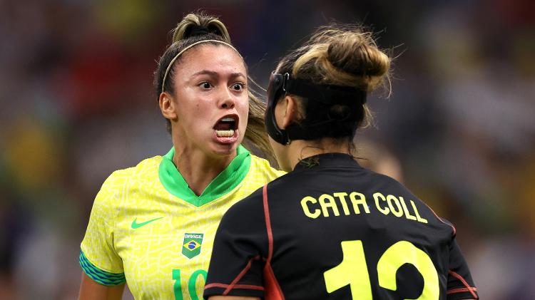 Priscila, do Brasil, comemora diante da goleira Cata Coll, da Espanha, durante jogo do futebol feminino nas Olimpíadas