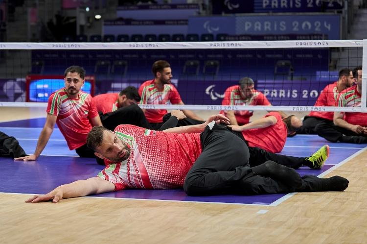 Morteza Mehrzad durante aquecimento antes de jogo nas Paralimpíadas de Paris