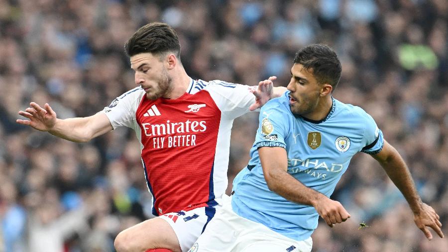  Declan Rice, do Arsenal, disputa a bola com Rodri, do Manchester City, pelo Campeonato Inglês