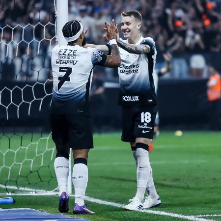 Memphis e Charles celebram gol do Corinthians sobre o Fortaleza em duelo da Sul-Americana - Marco Miatelo/AGIF