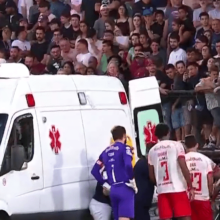 Guilherme Lopes deixa Bragantino x Palmeiras de ambulância