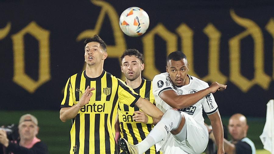 Marlon Freitas em ação durante Peñarol x Botafogo, jogo da Libertadores