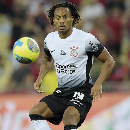 Carrillo em ação durante jogo entre Corinthians e Flamengo na Copa do Brasil