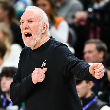 Técnico Gregg Popovich, do San Antonio Spurs, durante jogo contra o Utah Jazz pela NBA