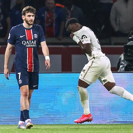 Ndayishimiye comemora gol marcado pelo Nice contra o PSG no Campeonato Francês - FRANCK FIFE/AFP