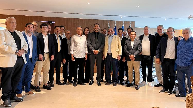 Samir Xaud cercado de presidentes de federação e novos VPs da CBF Samir Xaud cercado de presidentes de federação e novos VPs da CBF