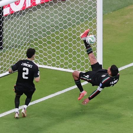 edson-alvarez-salvou-de-bicicleta-em-mexico-x-coreia-do-sul-na-copa-do-mundo-1781832073268_v2_450x450 México garante vaga na Copa do Mundo com vitória sobre Coreia do Sul; lambança do goleiro define resultado