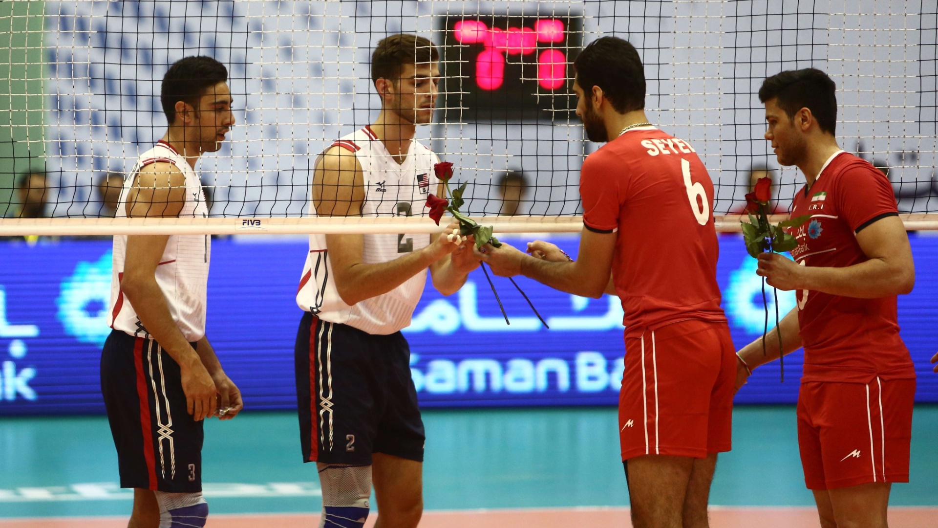 Iranianos entregam flores para jogadores americanos