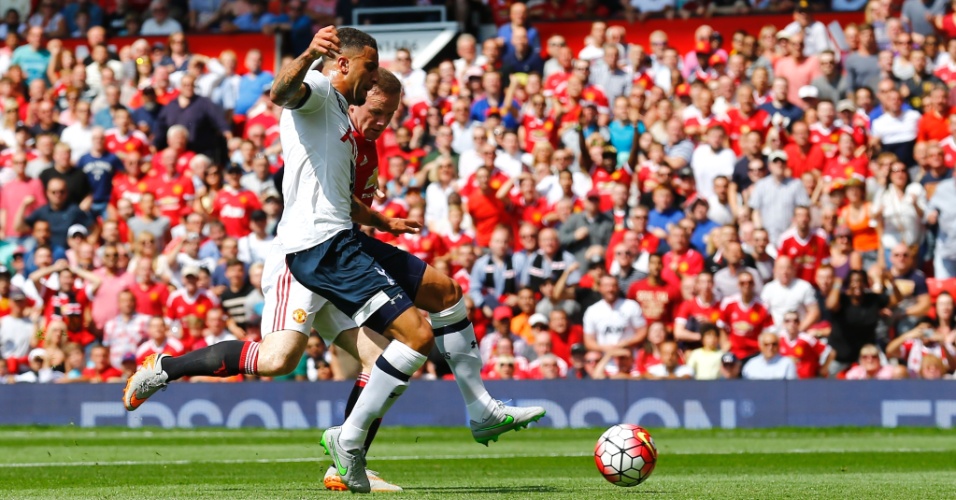 Kyle Walker, do Tottenham, toca contra as próprias redes para colocar o Manchester em United em vantagem na abertura do Campeonato Inglês