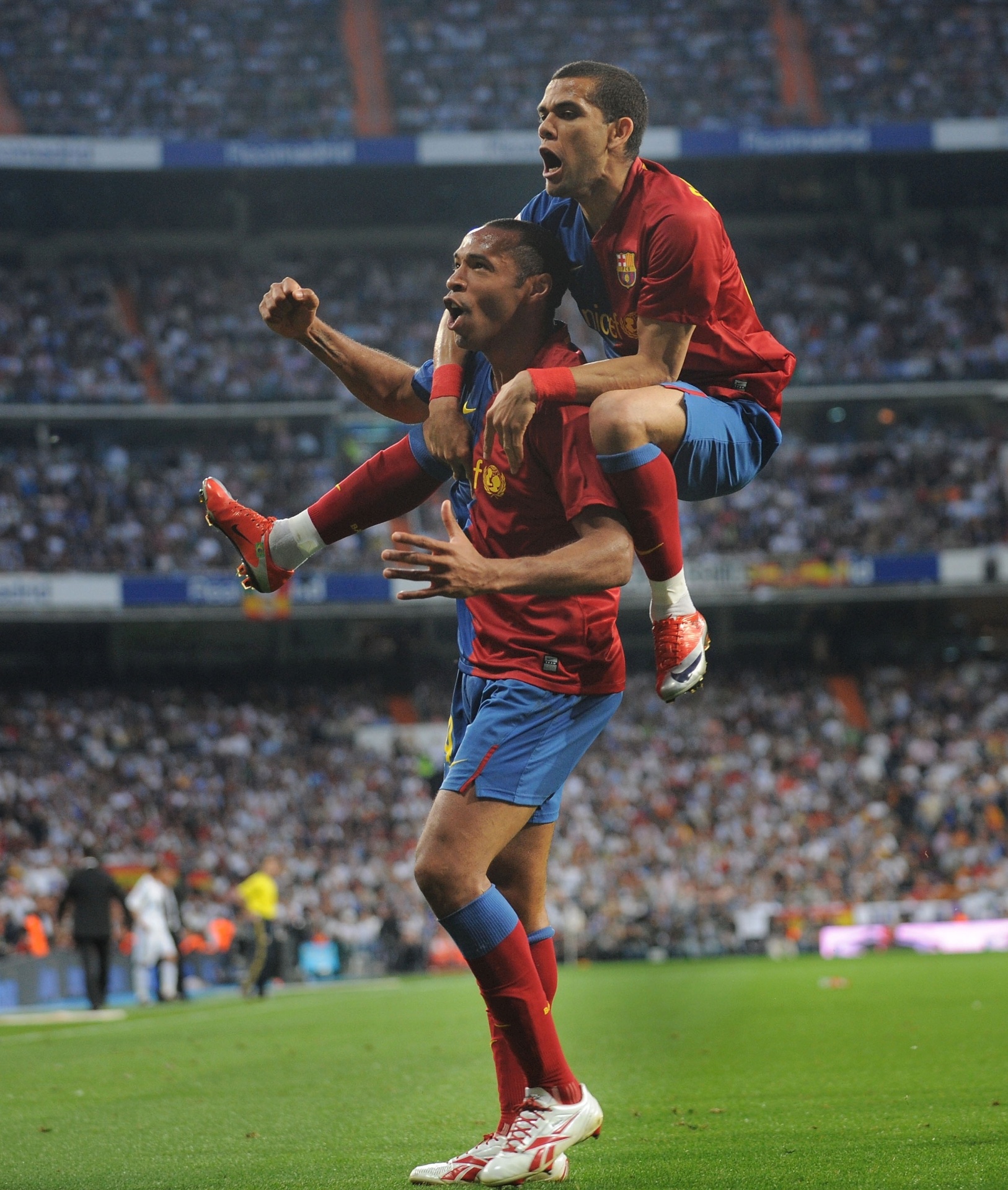 Daniel Alves com Henry, na sua primeira temporada com a camisa do Barcelona - Denis Doyle/Getty Images