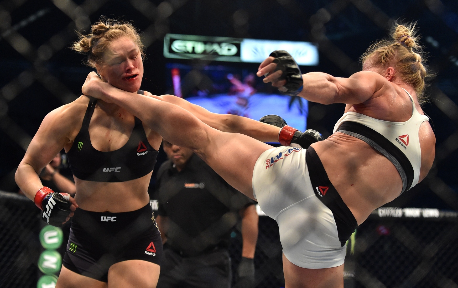 Chute certeiro de Holly Holm nocauteia Ronda Rousey no UFC 193 - PAUL CROCK/AFP