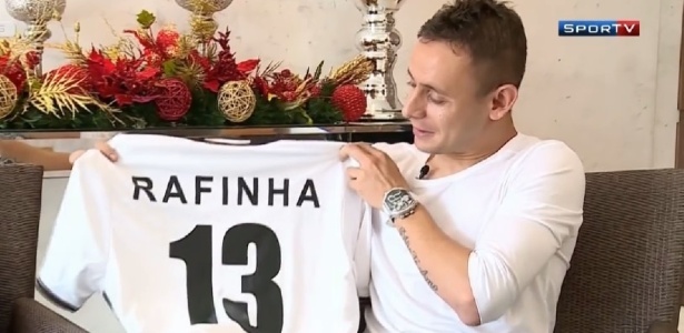 Rafinha exibe camisa da seleção alemã, que ganhou em programa de TV da Alemanha - Reprodução/Sportv
