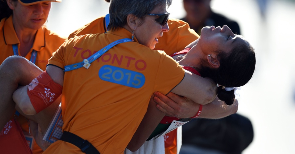 19.jul - Maria Gonzalez, mexicana da marcha atlética, vence corrida de 20km nos Jogos Pan-Americanos, no Canadá, e desmaia logo após cruzar a linha de chegada
