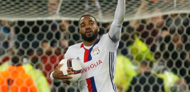 Alexandre Lacazette comemora gol marcado pelo Lyon diante do Ajax - Emmanuel Foudrot/Reuters