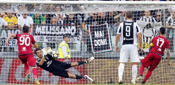 Buffon defende um pênalti para a Juventus contra o Cagliari - Marco Bertorello/AFP Photo