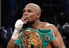 Mayweather se arrisca no basquete e acaba "nocauteado" após drible - Reprodução/Instagram