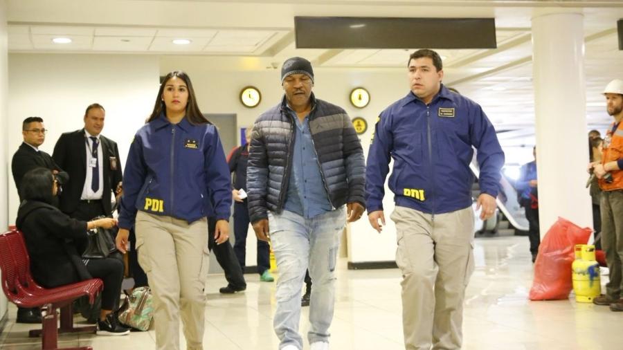 Polícia de Imigração do Chile conduz Mike Tyson para deportação no aeroporto de Santiago - Divugação/PDI Chile