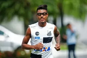 Com óculos de proteção, Bruno Henrique participa de treino do Santos -  Diário do Litoral