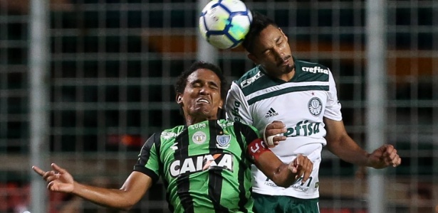 Antônio Carlos disputa lance com Rafael Lima no jogo contra o América-MG - Cesar Greco/Ag. Palmeiras