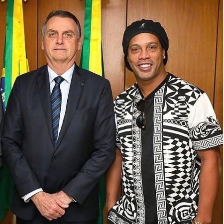 Ronaldinho posa para foto ao lado de Jair Bolsonaro  - Reprodução 
