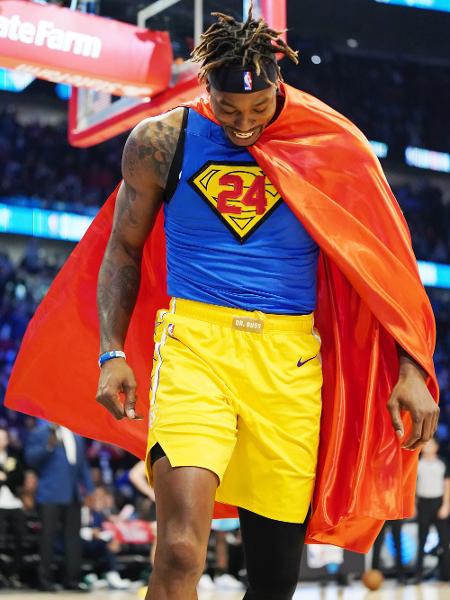Dwight Howard, do Los Angeles Lakers, comemora vestido de super-herói após enterrada durante concurso do NBA All Star 2020, em Chicago - Kyle Terada-USA TODAY Sports