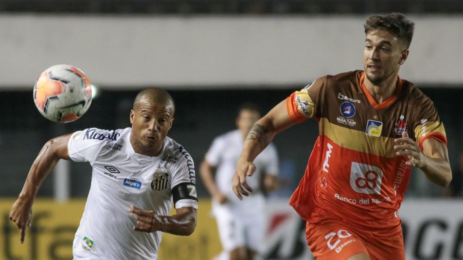 Carlos Sánchez, do Santos, em partida contra o Delfín pela Libertadores  - Marcello Zambrana/AGIF