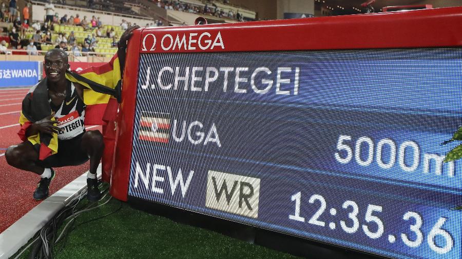 Joshua Cheptegei bate recorde mundial dos 5.000m. - Divulgação/World Athletics
