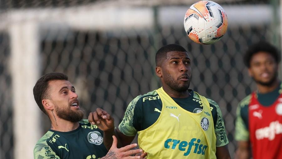 Lucas Lima e Emerson Santos disputam a bola em treino do Palmeiras no Paraguai - Cesar Greco/Palmeiras