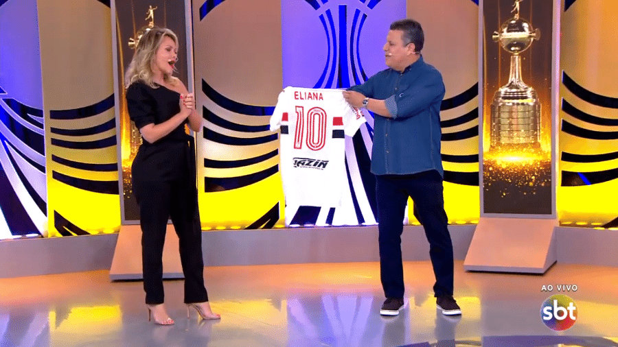 Eliana recebe camisa do São Paulo das mãos de Téo José no pré-jogo de River Plate x São Paulo, no SBT - Reprodução/SBT