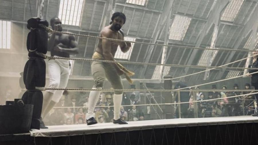 Lutador Chi Lewis-Parry em cena com Martins Imhangbe em Bridgerton - Reprodução/Instagram