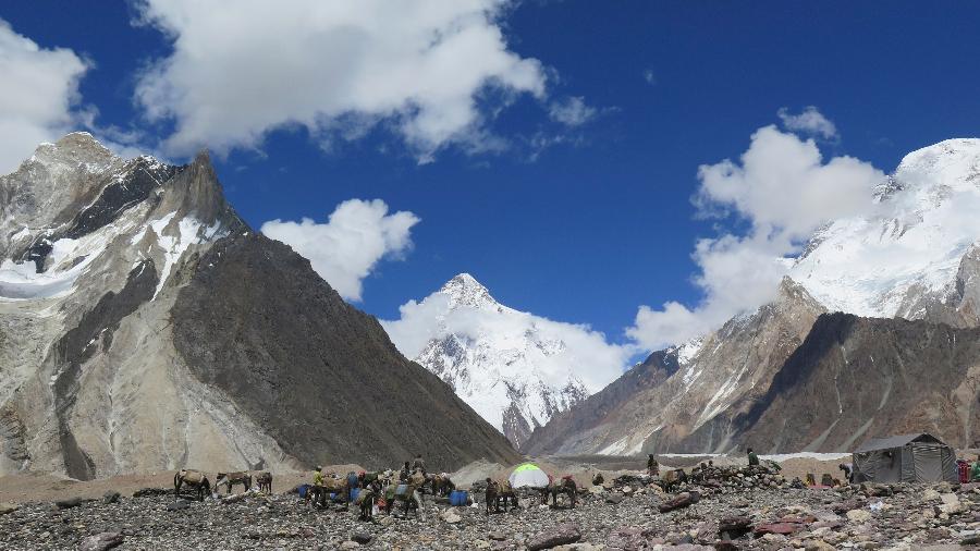 K2 (centro), segunda montanha mais alta do mundo - AMELIE HERENSTEIN / AFP